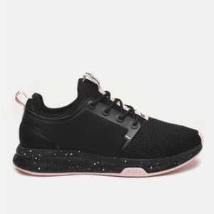 Kuru super comfort tennis shoes
